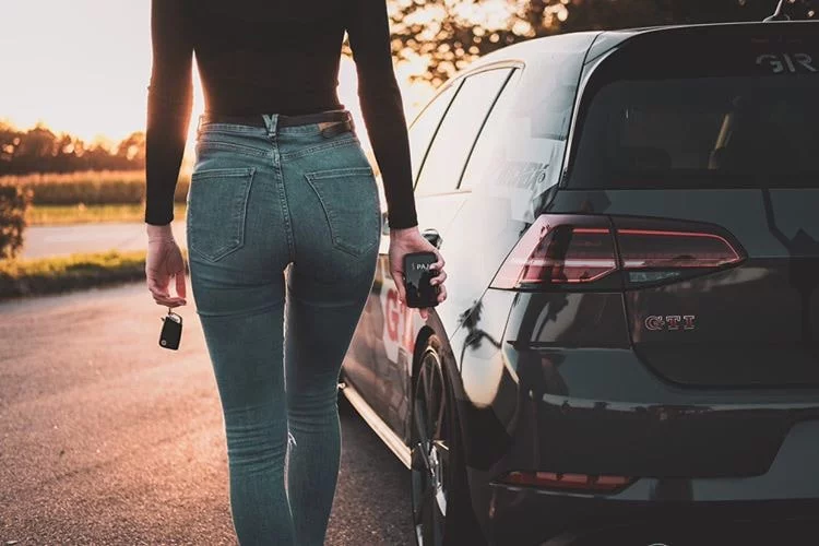 donna con GPS ALLROUND Finder 4G da installare su auto