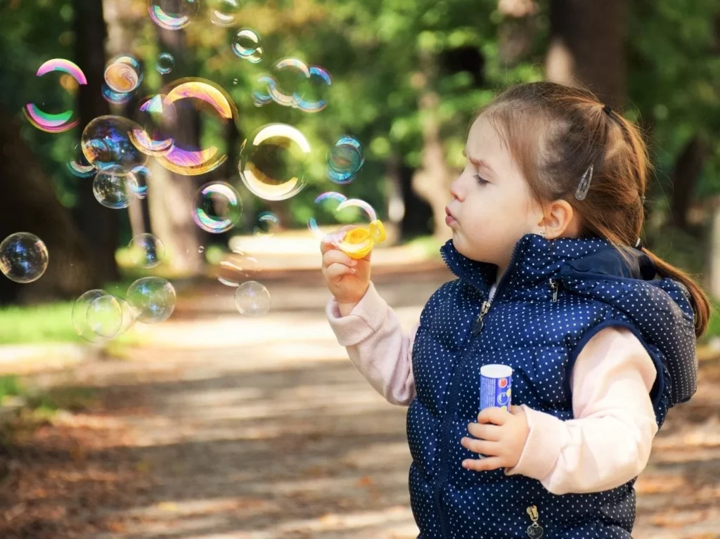 bambina monitorabile con GPS per bambini PAJ