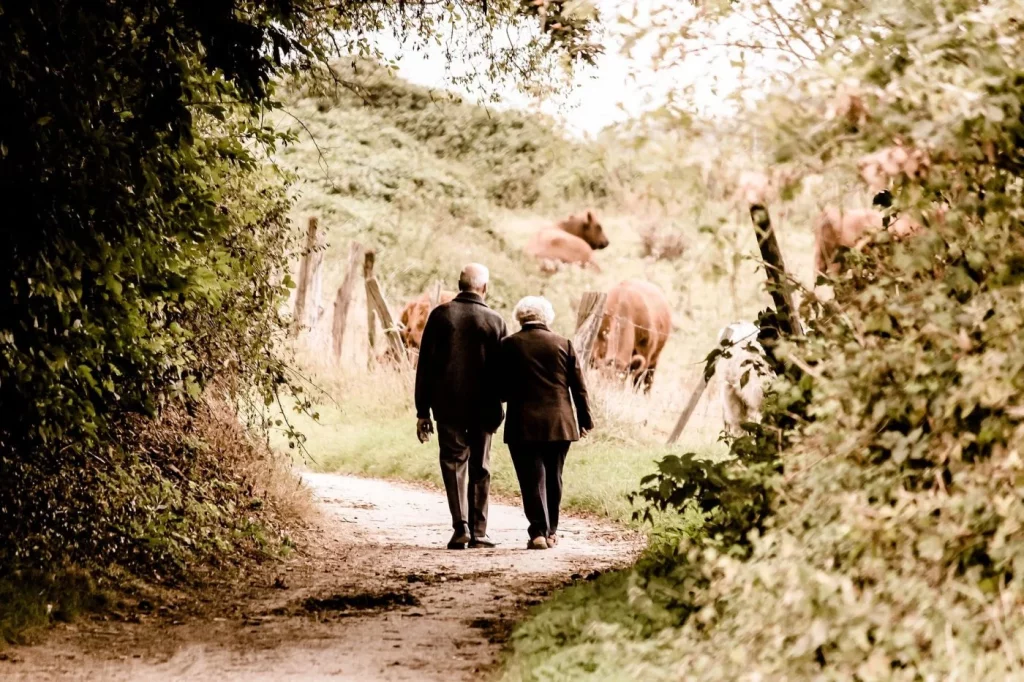 coppia di anziani passeggiando