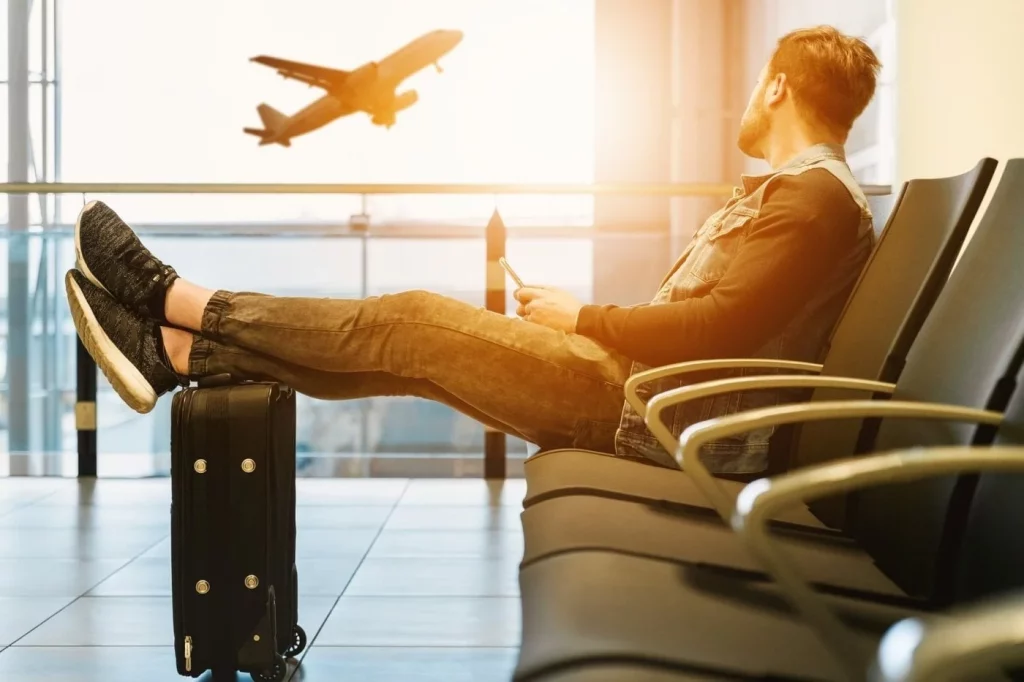 Passeggero aeroporto con valigia rintracciabile con GPS PAJ