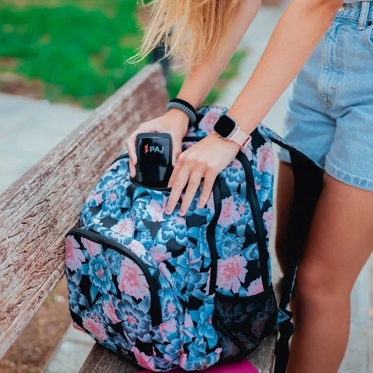 bambina che ripone GPS PAJ per persone nello zaino