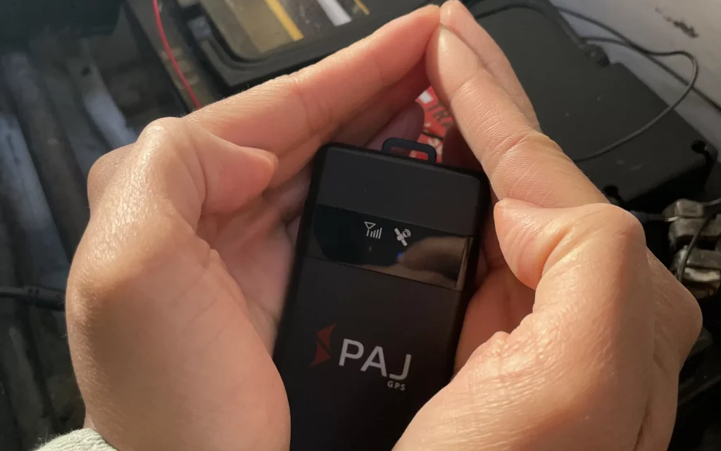 GPS per auto contro i furti con LED deboli e collegato alla batteria dell'auto