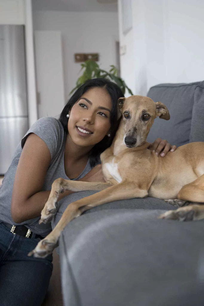 Cane e umano insieme sul divano