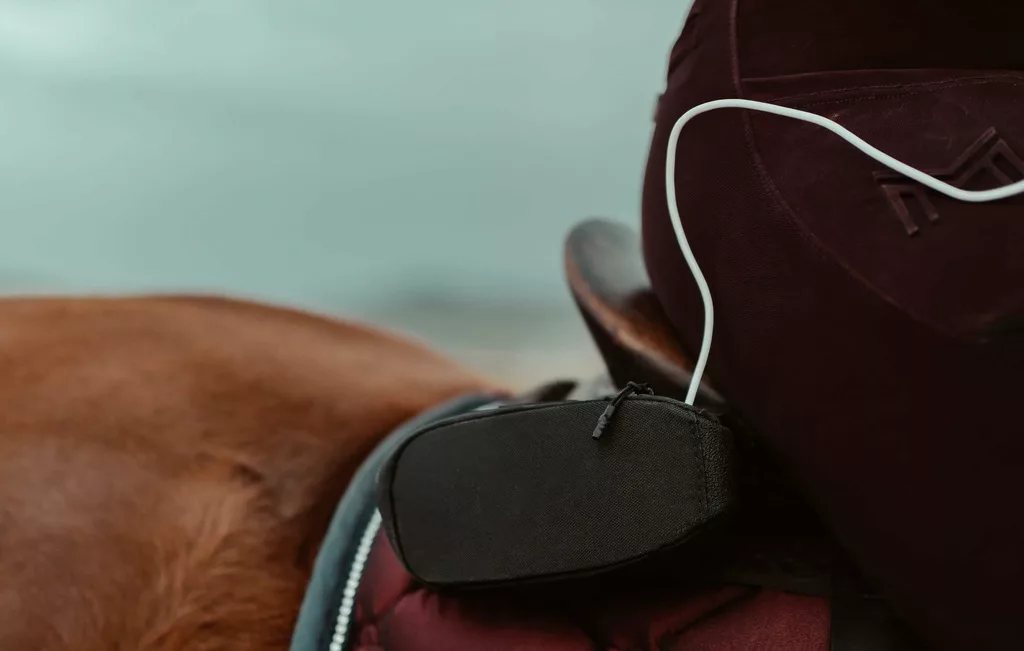 Donna a cavallo con GPS mobile - App-PAJ (2)