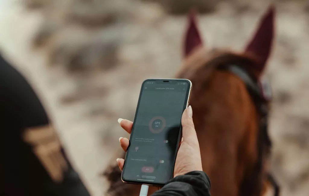 Donna a cavallo con GPS mobile - App-PAJ