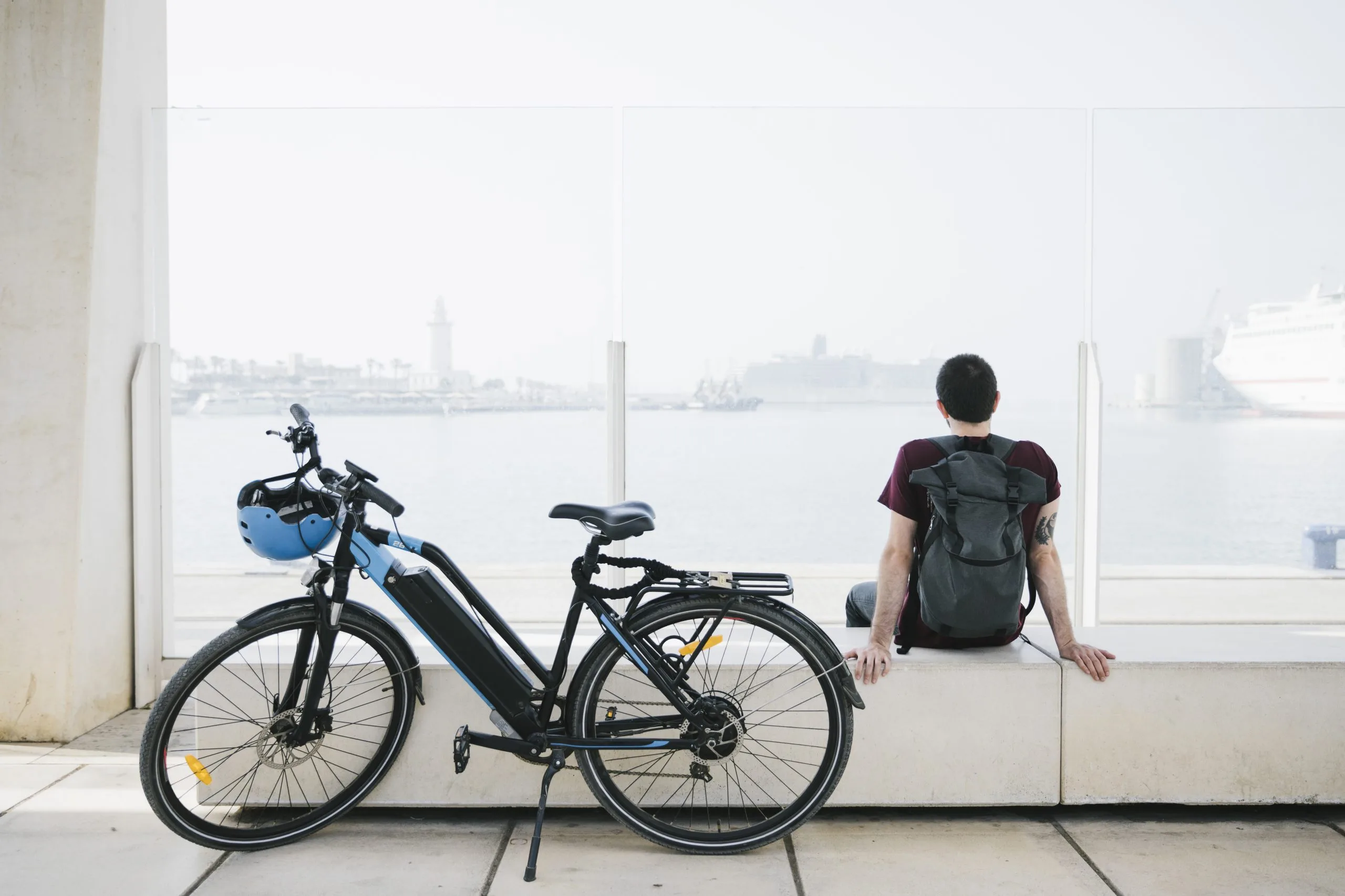 ragazzo con e-bike con GPS PAJ