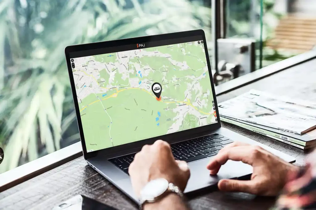 PC con Portal Finder e persona attivando abbonamento PAJ per geolocalizzazione GPS