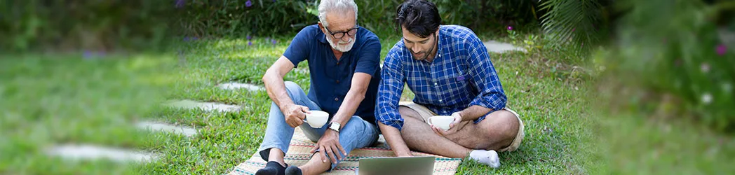 Padre e figlio usano il computer