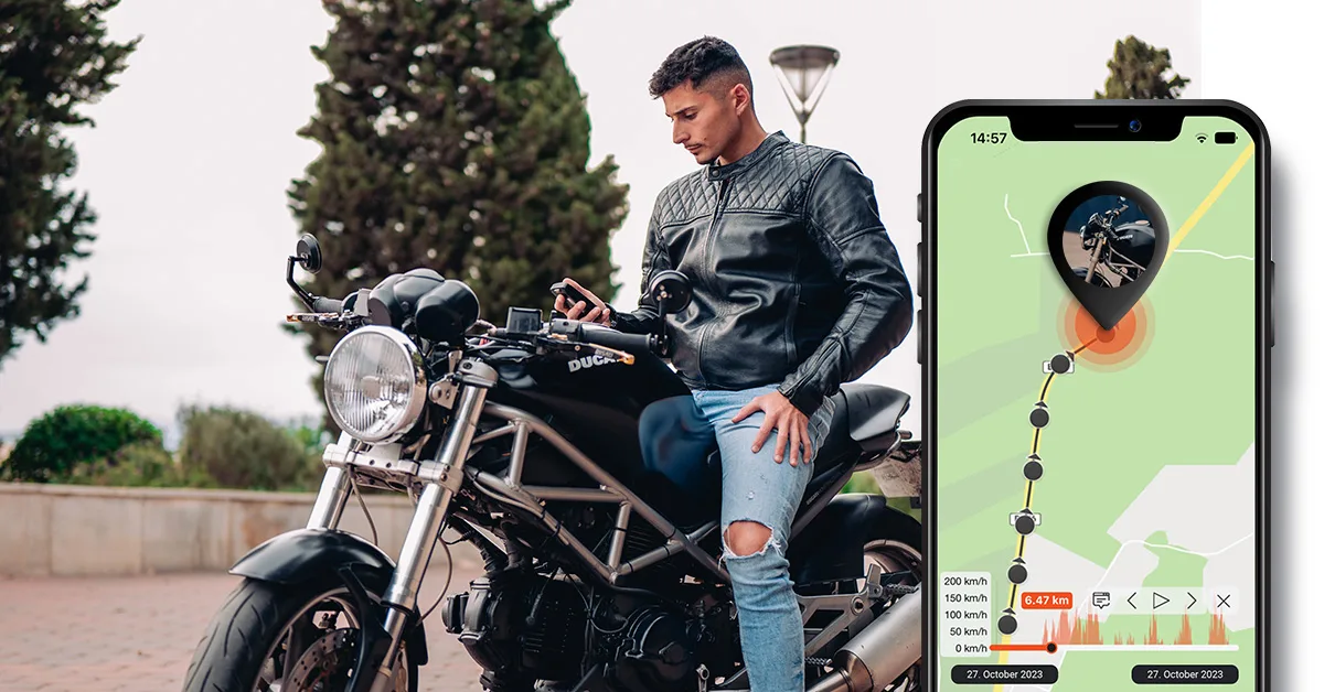 Motociclista utilizzando un GPS per moto PAJ connesso a smartphone