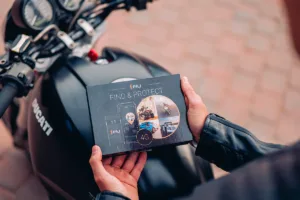 motociclista con ducati e GPS per moto PAJ