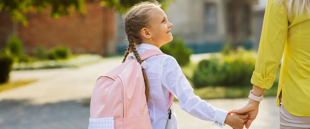 bambina che si reca a scuola