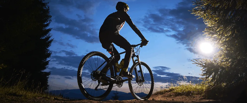 Ciclista su bici con LED con GPS incorporato PAJ