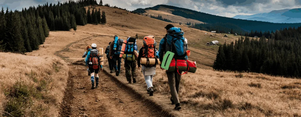 Persone facendo trekking con GPS portatili