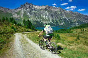 Ciclista con localizzatore GPS per bici in montagna