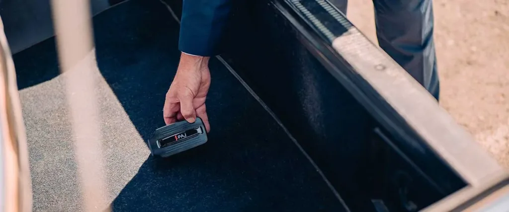 localizzatore GPS PAJ nascosto in auto nel cofano